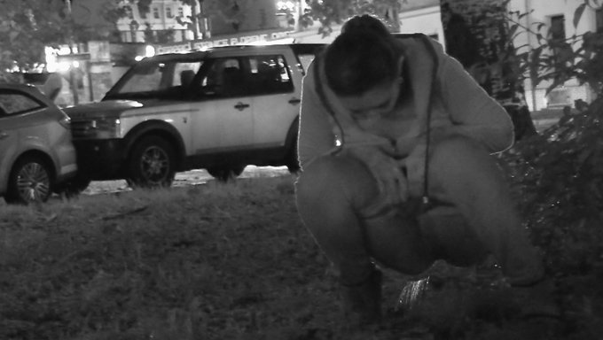 在公共场合撒尿:女孩在公共场合撒娇的合集