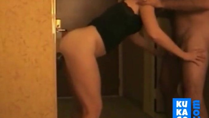 业余妻子屈服于女性权威