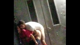 熟女在热辣的动作中被内射