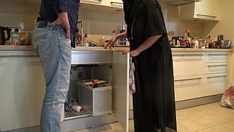 英国水管工在穆斯林熟...