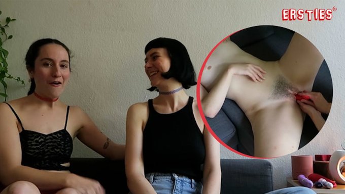 柏林时装设计师katie A和delfine L用舌头互相取悦