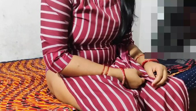 印度熟女在自制视频中被舔阴部和屁股操