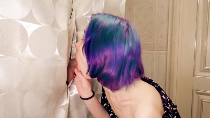 继妹在家里用假女友角色诱惑继兄