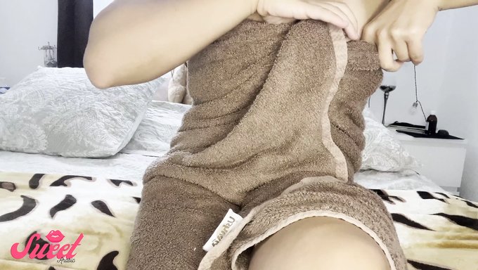 法国业余爱好者在自制视频中探索她的阴蒂和阴道