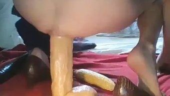 女人在肛交中射精和撒尿