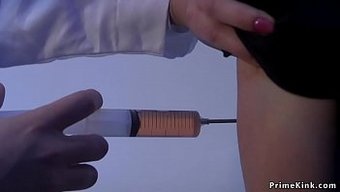 棕色头发的医生在激烈...