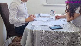 淘气的大学生得到了一口精液