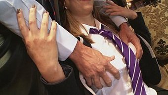 欧洲女学生与督察一起...