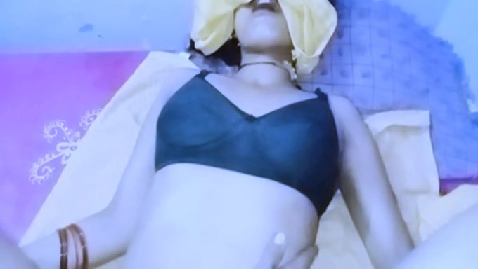 印度少女在高清视频中口交和口交