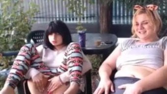 大天然乳房在公共场合...