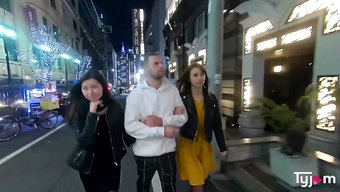 亚洲少女被大白屌狠狠地操