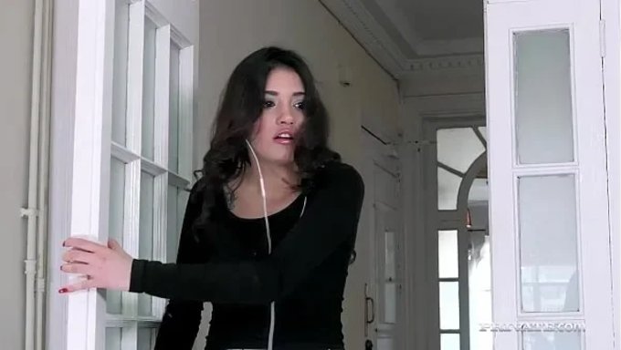 Taissia Shanti与penelope一起享受热辣的三人行,让你欲罢不能!