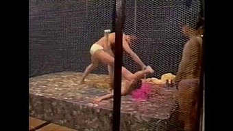 年轻的日本女孩被年长...