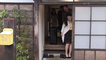 深入而湿润的棕发少女...