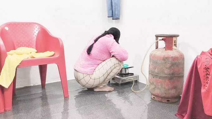 美丽的nri女孩给粗暴的口交和哺乳的惊人特写