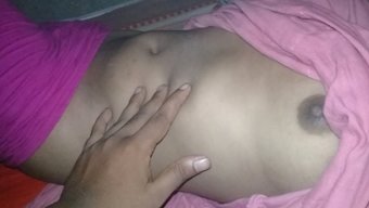 裸体印度少女在宿舍房...