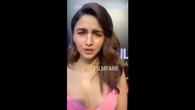 印度色情明星radhika Apte的乳房被吸吮