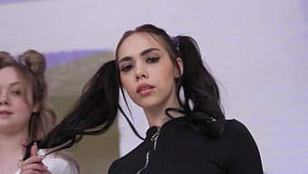 年轻美丽的少女们用拳...
