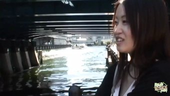 亚洲女孩aoi在公共...