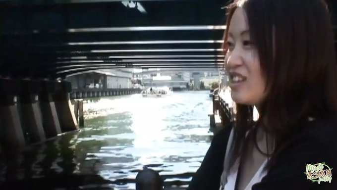 亚洲女孩aoi在公共场合口交并被射精