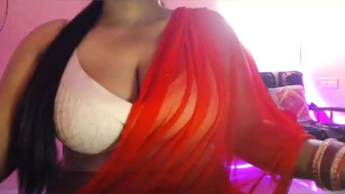 一个兴奋的成熟熟女沉迷于独奏游戏,用她的大奶子挑逗