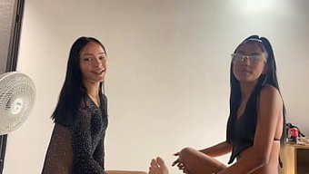 两个拉丁美洲女孩给我...