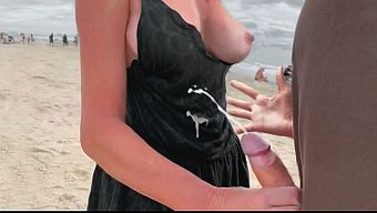 打赌一个女孩会在海滩...