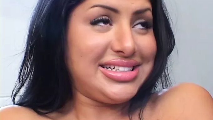 大胸部的棕发美女享受口交和阴道性交