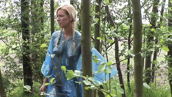 荒原上被两个蒙面男人...