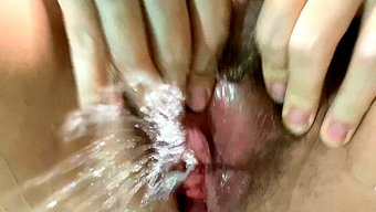 成熟的美熟女在公共场...