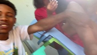热辣的拉丁美女被邻居...