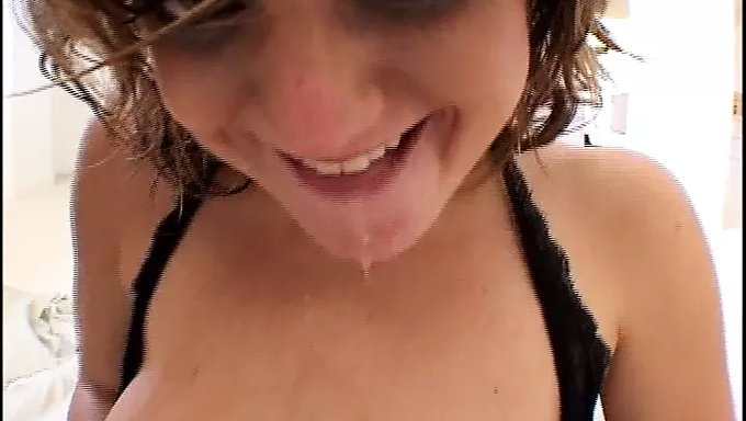 拥有大自然乳房的棕发少女享受激烈的肛交