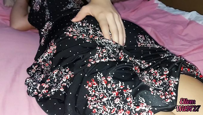 近距离观看业余印度继妹自慰和性交