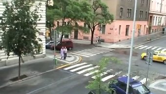 快乐的情侣与第三个人...