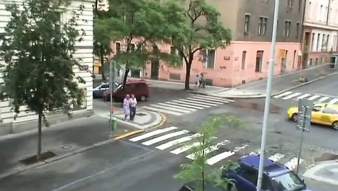 快乐的情侣与第三个人分享床,进行热辣的三人行