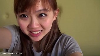 与丰满的少女和成熟女...