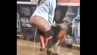 看一个兴奋的女孩被尿...