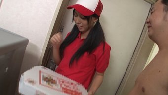 披萨外卖公司的漂亮妹...