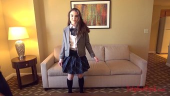 穿着校服的年轻亚洲女...
