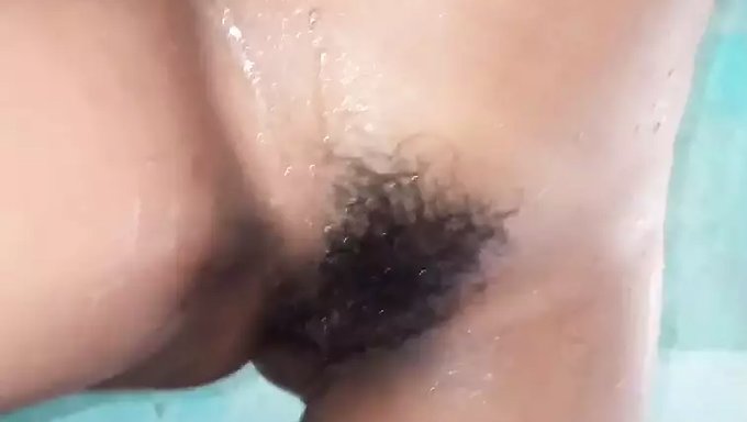少女(18+)在浴室里被手指和吹箫
