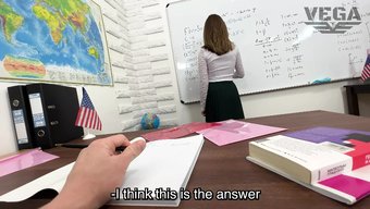 年轻的大学女孩射完精...