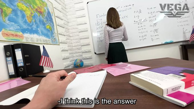 年轻的大学女孩射完精液毕业了