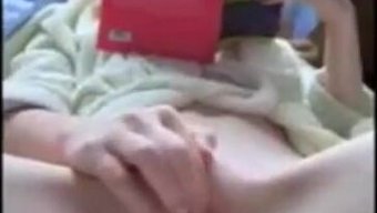 一个男人在网络摄像头...