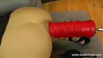 观看一个性感的宝贝用...