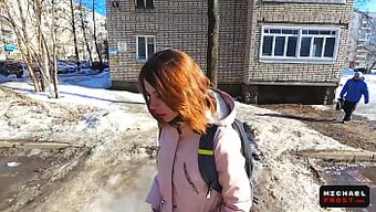 少女继妹在家庭幻想中...