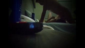 业余拉丁美女在酒店给...