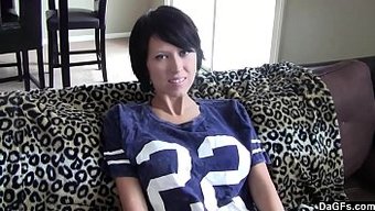 短发的棕发女郎,拥有...