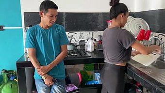 我继父在我刚搬进来后...