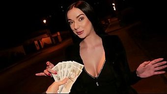 Doggystyle交易让内衣黑发妹子四肢着地