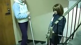 成熟的女同性恋在沙发...